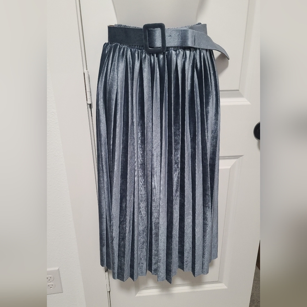 Metro Wear Shimmering Silver-Blue A-Line Pleated Velvet Skirt With Belt